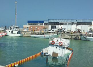 Fano, ex peschereccio affonda in porto