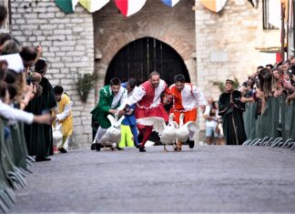 Palio della Rocca, a Serra Sant’Abbondio la suggestiva contesa dei sei castelli