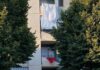 Si barrica in casa e minaccia di gettarsi dal balcone