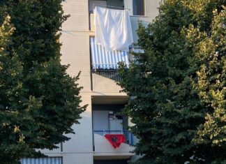 Si barrica in casa e minaccia di gettarsi dal balcone