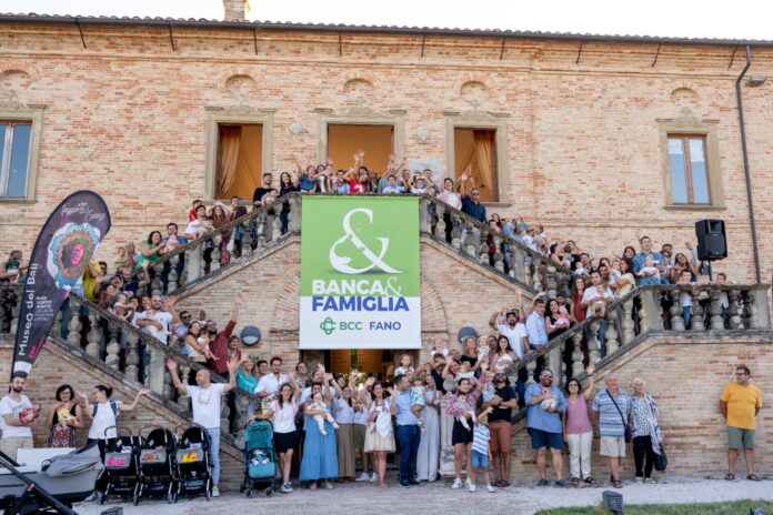 Foto di gruppo famiglie premiate