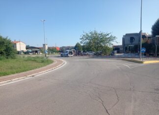 Fano, ciclista di 17 anni ferita nell’urto contro un’auto