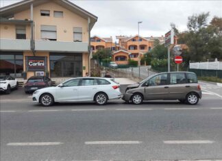 Fano, tamponamento a due in viale Romagna