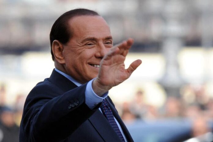 berlusconi_saluta_afp