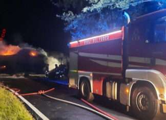 Isola del Piano, in fiamme un trattore con 100 quintali di paglia