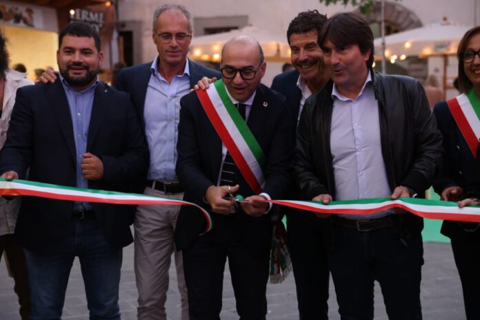 Il Taglio del Nastro