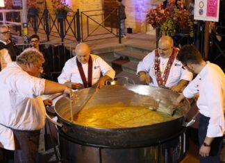 Inaugurata la 60esima Mostra Nazionale del Tartufo Bianco. Taglio del nastro con la maxi frittata da 500 uova e 5 kg di tartufo