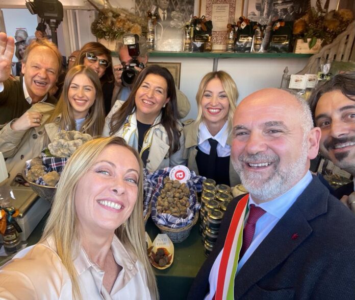 La Meloni con il sindaco nello stand di tartufi Tofani