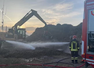 Fano, nell’impianto di Monteschiantello fumo bianco dal verde stoccato in discarica. Aset: “Tutto sotto controllo in pochi minuti”