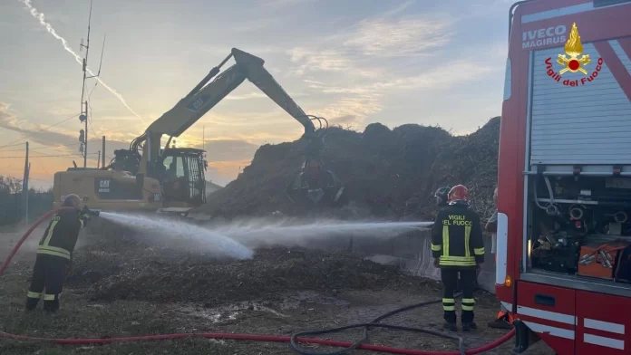 i-vigili-del-fuoco-hanno-spento-il-principio-d-incendio-nella-discarica