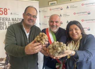 Acqualagna, la 58esima Fiera parte col botto. Trovati due tartufi bianchi, uno da un chilo e uno da 700 grammi