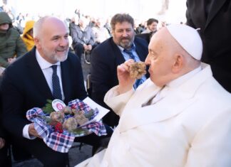 Il profumo del tartufo bianco di Acqualagna inebria piazza San Pietro e conquista Papa Francesco
