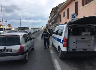 Fano, sportellata involontaria fa cadere anziano su un mezzo per le difficoltà motorie