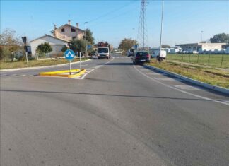 Fano, scontro auto-bici, ciclista cade a terra riportando lesioni contenute