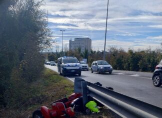 Fano, auto aggancia la borsa laterale di una moto: ferito centauro