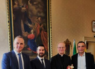 Coldiretti, Confartigianato e Symbola con maestro e apprendista: consegnata la statuina del presepe 2023 a mons. Salvucci