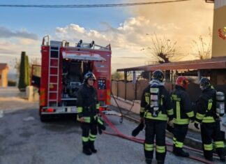 Incendio a Castelleone di Suasa, sei persone restano fuori casa