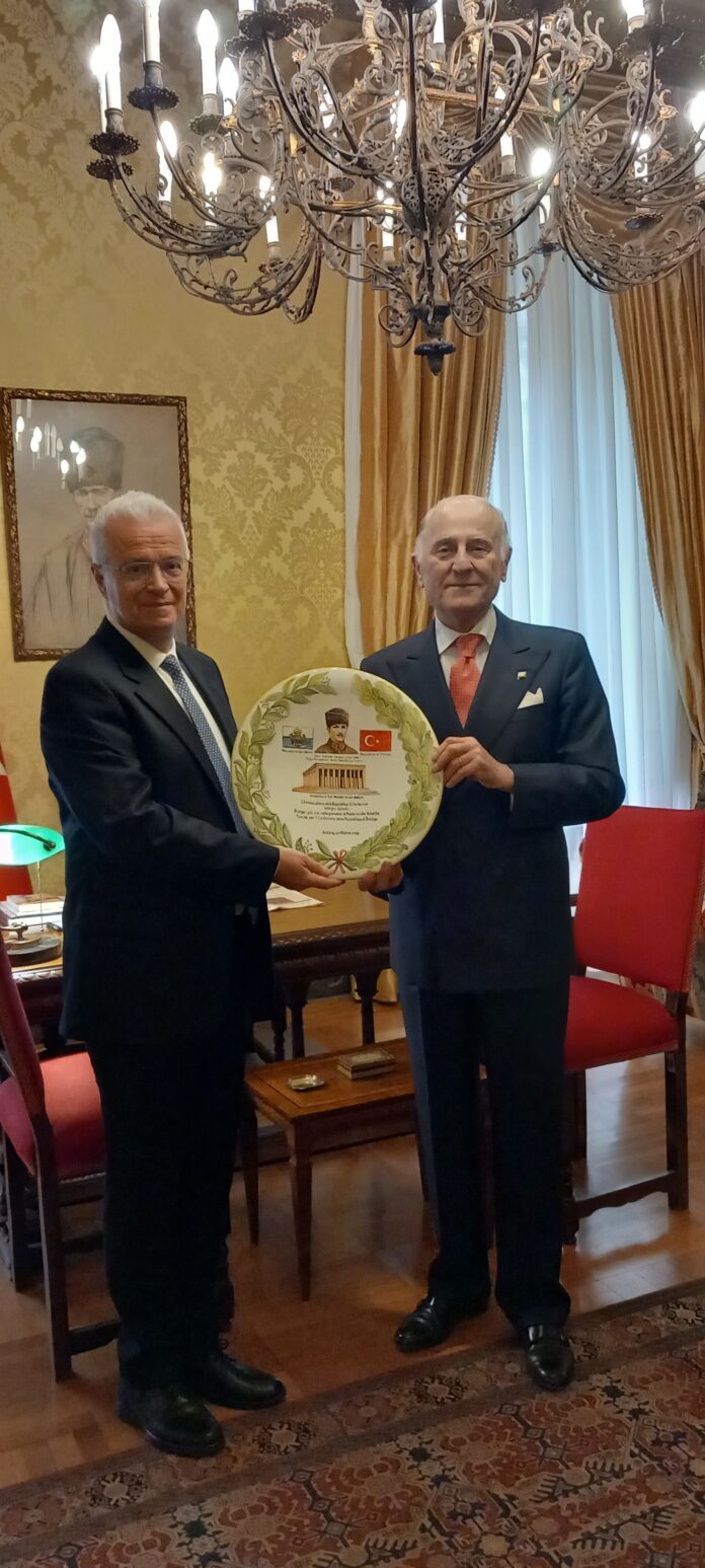 Amb. Girelli porge ad Amb. Gücük maiolica Atatürk 2023.12.11