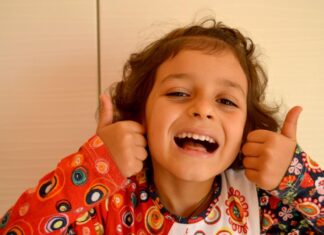 Un angelo col sorriso disteso su un prato di fiori: la storia della piccola Lisa raccontata dalla mamma