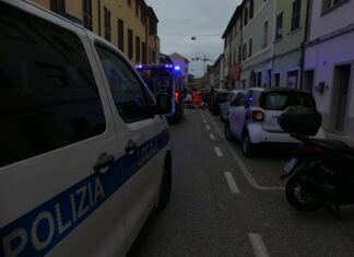 Fano: ciclista rovina a terra, urtata dallo sportello di un’auto