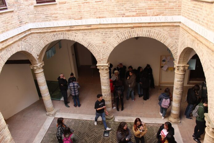 Studenti cortile Palazzo Odasi