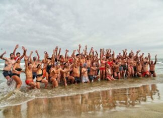 Tradizionale tuffo in mare nel primo giorno dell’anno a Pesaro