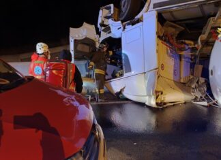 Camion cisterna si ribalta su A14 tra Pesaro e Fano: strada chiusa ieri sera per tre ore