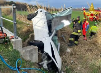 Auto fuori strada in A14 finisce semiribaltata in un campo