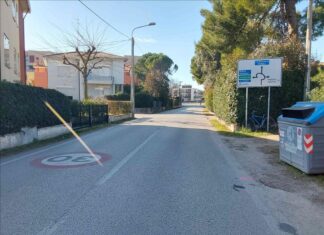 Fano, ciclista cade da solo e finisce in ospedale