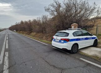Fano, automobile nel fossato. Ferita la conducente
