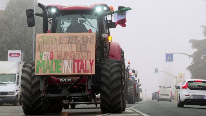 La protesta degli agricoltori sui trattori (foto Massimo Argnani)_censored