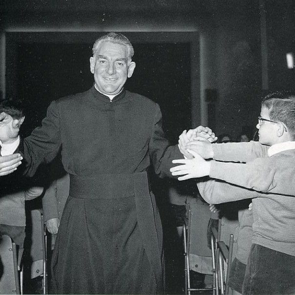 Padre-Damiani-fra-i-suoi-ragazzi
