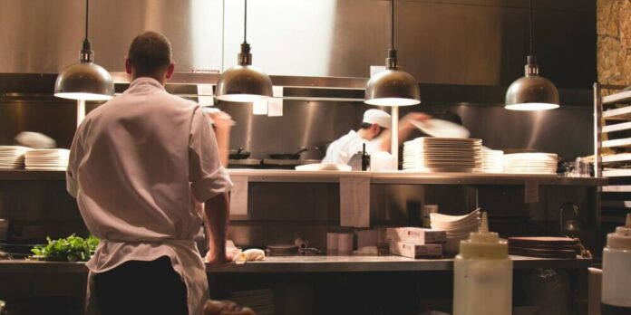 restaurant-2623071_1920-e1668417541115