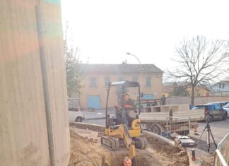 Fossombrone: costruito oltre 40 anni fa lo stabile comunale ex case parcheggio scoperto senza rete fognante!!