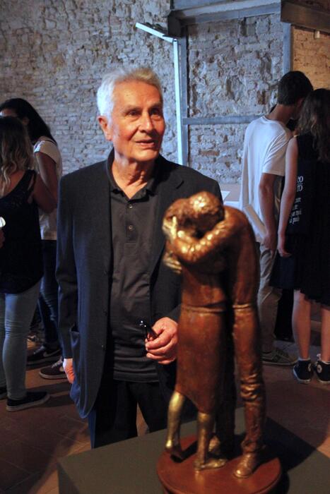 Arte: scultura, Giuliano Vangi con la sua opera 'Lui e Lei'