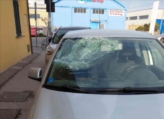 Fano, ciclista cartocetano sbalzato sul tettuccio di un’automobile