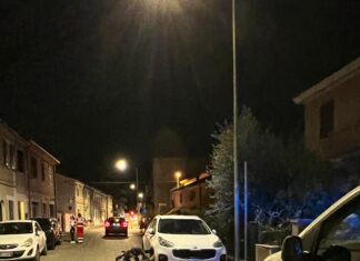 Fano, automobile sterza e urta due vetture in sosta