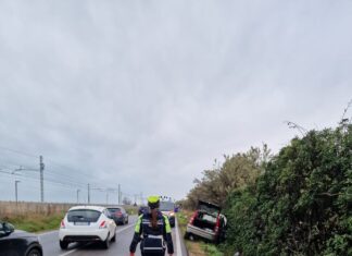 Fano, scontro sull’Adriatica: feriti i due conducenti. Fuori strada entrambe le auto