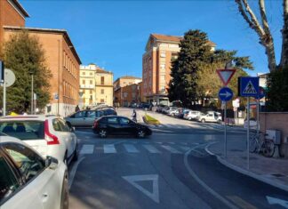 Fano: scontro auto-moto, giovane centauro portato in ospedale dai genitori