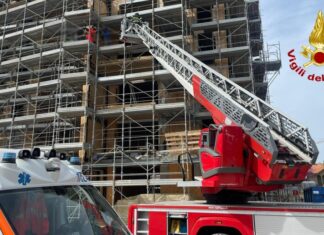 Fano: operaio si infortuna in cantiere, soccorso con l’autoscala