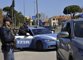 Sottrae la carta di credito a un invalido per giocare al gratta e vinci sperando di utilizzare i soldi della vincita per comprare droga