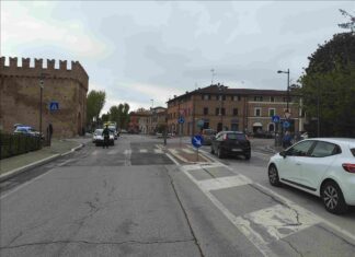 Fano, donna investita da un motorino finisce al pronto soccorso