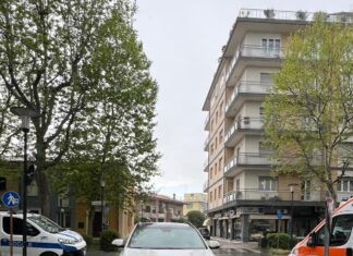 Fano, giovane ciclista urta una vettura: in ospedale .