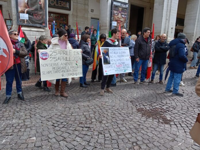 25 aprile con cartelli