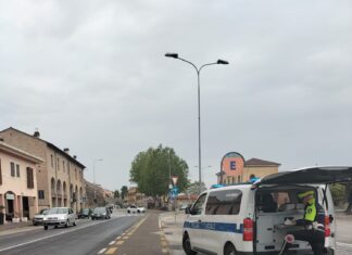 Fano, carambola a tre davanti al terminale degli autobus