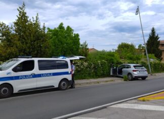 Fano, automobile urta un palo della luce