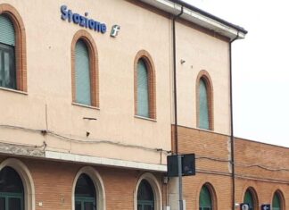 Fano, si sdraia sui binari in stazione: salvato dai carabinieri