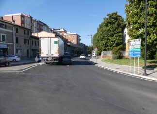 Fano, in via Roma urto autocarro-vettura