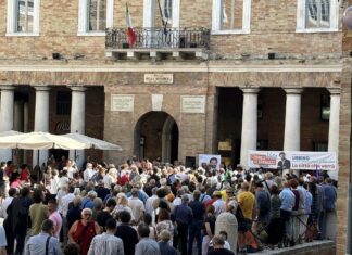 Bersani a Urbino con Scaramucci. “Piazza ancora piena, il segnale del cambiamento”