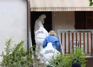 Doppio omicidio a Fano, dall’autopsia violenza bruta: mamma strangolata con un filo della ricarica del telefono, il papà a colpi di martello